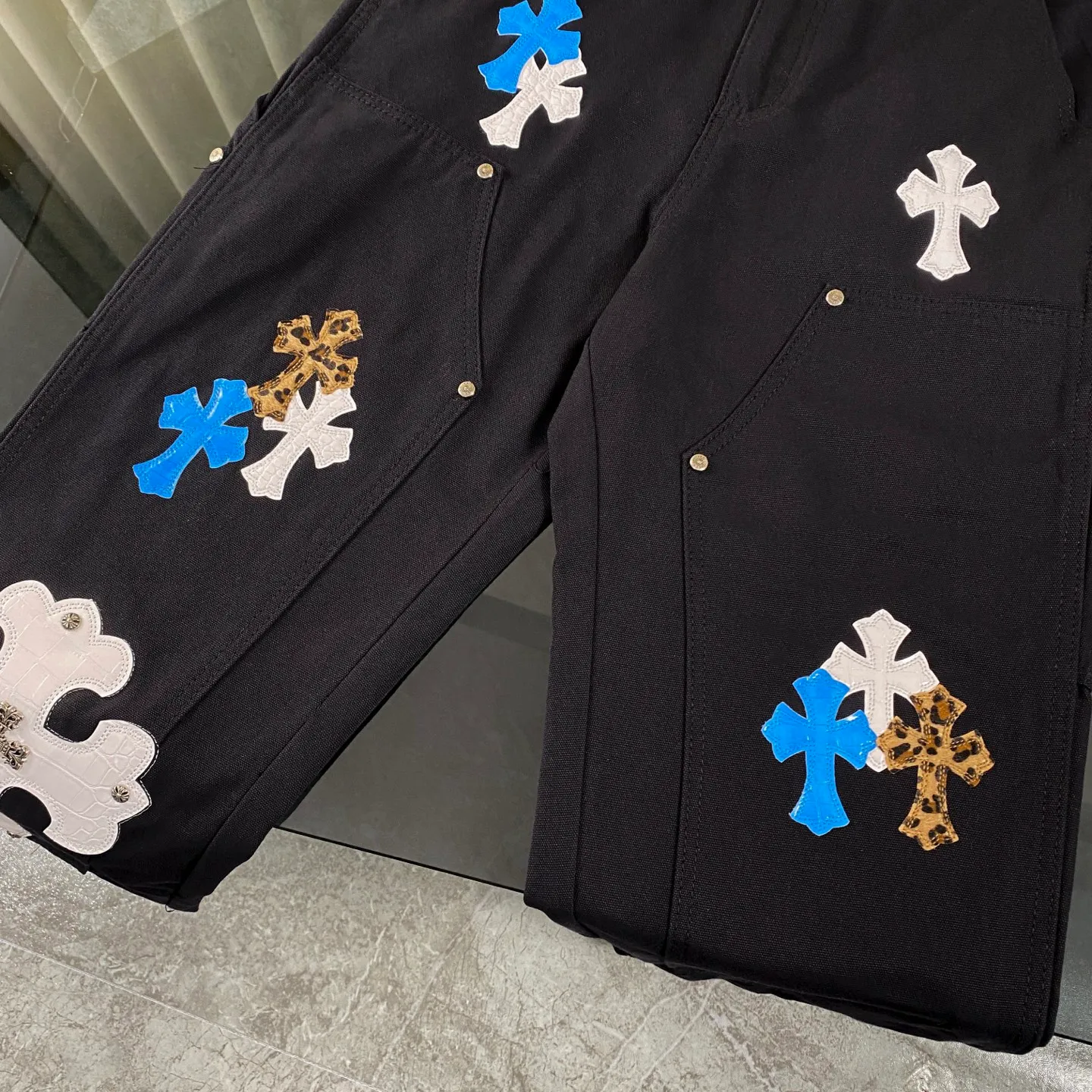 P270 CH Chromehearts limited edition leopard print blue and white cross stitched leather black work jeans logging pants. The counter price is 34W level. The patchwork cross pattern is embellished and the jeans are washed! ! An absolutely high-end luxury product, a 1.9W-level god-level single product, a super popular product, made by top heavy industry, a magic weapon that cannot be missed! [About Zangyin] This is an extremely luxurious fashion brand that can also be called the aristocracy of the high street. It has always been an exclusive brand for some hipsters or rich second generations. Compared with ordinary high streets, it is more luxurious and noble. Compared with luxury brands, it is more fashionable and individual. It has always been a brand that I have a special liking for. [Top heavy industry fashion design] Consistently high-street luxury style. Speaking of this style, the Zangyin family and GU family are definitely the leading representative brands. Especially the Zangyin family has really achieved a state-of-the-art effect in creating high-street style. The unique washed material is used to create this style. The color system is already quite eye-catching. After it is decorated with patchwork cross flowers, it cleverly highlights the charm of the brand. Secondly, this style uses classic The high-waist cutting design highlights the long legs and fashionable temperament of the upper body. The brand is highly recognizable and the slim fit configuration is more suitable for daily wear. It is a product that interprets personality, fashion, and specifications at a glance. This single product is enough to make any fan excited. It can be a white T-shirt for a youthful college style, or a tight suspender for a royal style. It has strong matching ability and can be easily controlled by men.  [Materials and craftsmanship] Needless to say, this point goes without saying. As an excellent craftsman brand, Zangyin’s requirements for details and craftsmanship are really perfect. The washed color of this model has gone through so many processes, not to mention the embellishment of denim appliques. It is also purely hand-made and sewn. Just like what they believe in, only hand-made things have soul and have the meaning of wear. A top-notch heavy-duty fashionable denim item, I look forward to your perfect interpretation! !  Color: Black Size: 28-36